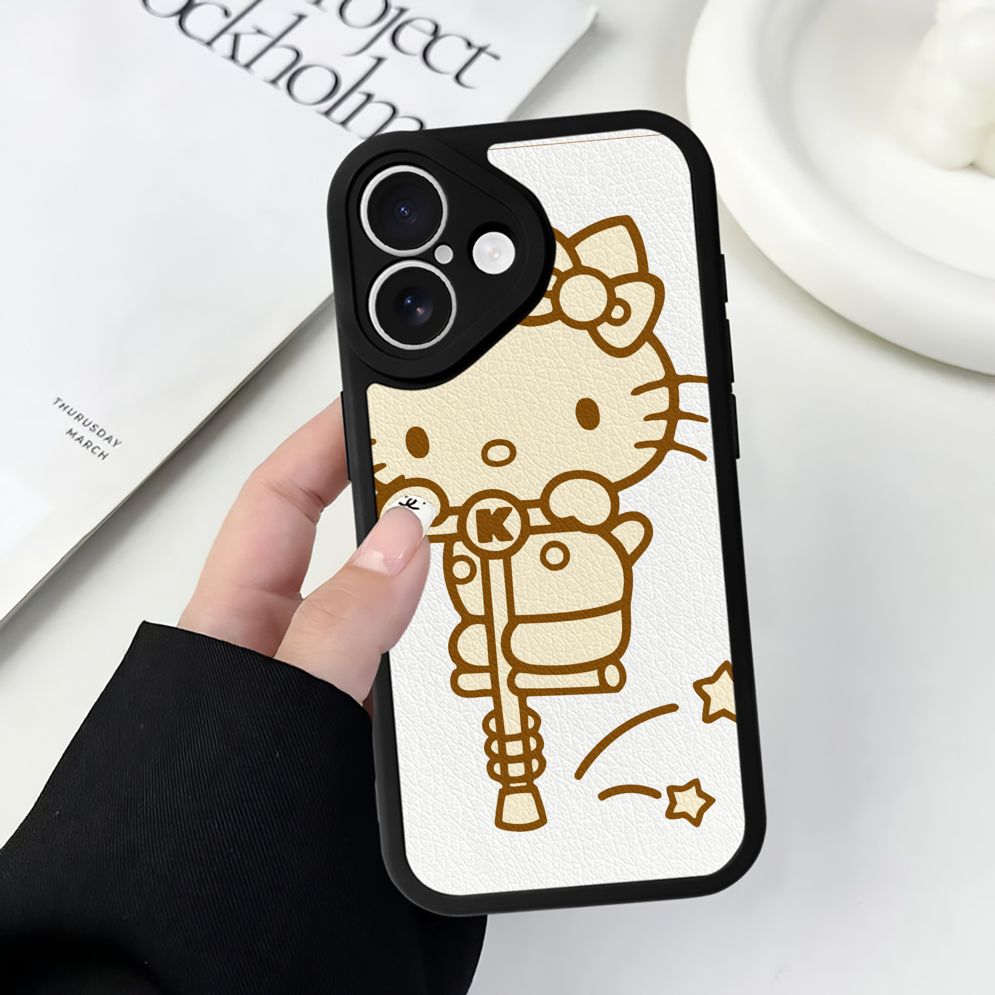 （画像用） Hello Kitty ハローキティ 【iPhone 16シリーズ対応】シリコンスマホケース（レザー調） 材質：シリコン